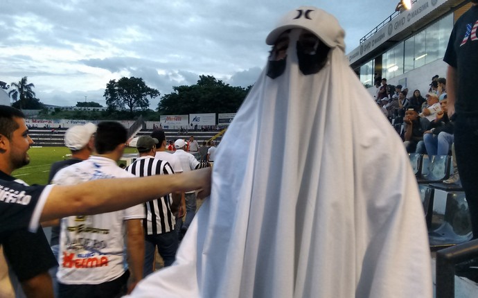 Marcos Martinez vai vestido de fantasma em todas as partidas do Operário-PR (Foto: Gizele Silva)