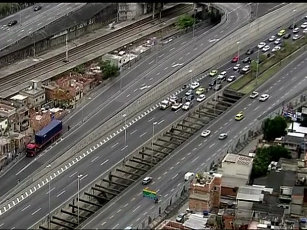 À esquerda, carreta que derrubou o limitador de altura na Linha Amarela; pista no sentido Fundão ficou interditada por cerca de uma hora (Foto: Reprodução/TV Globo)