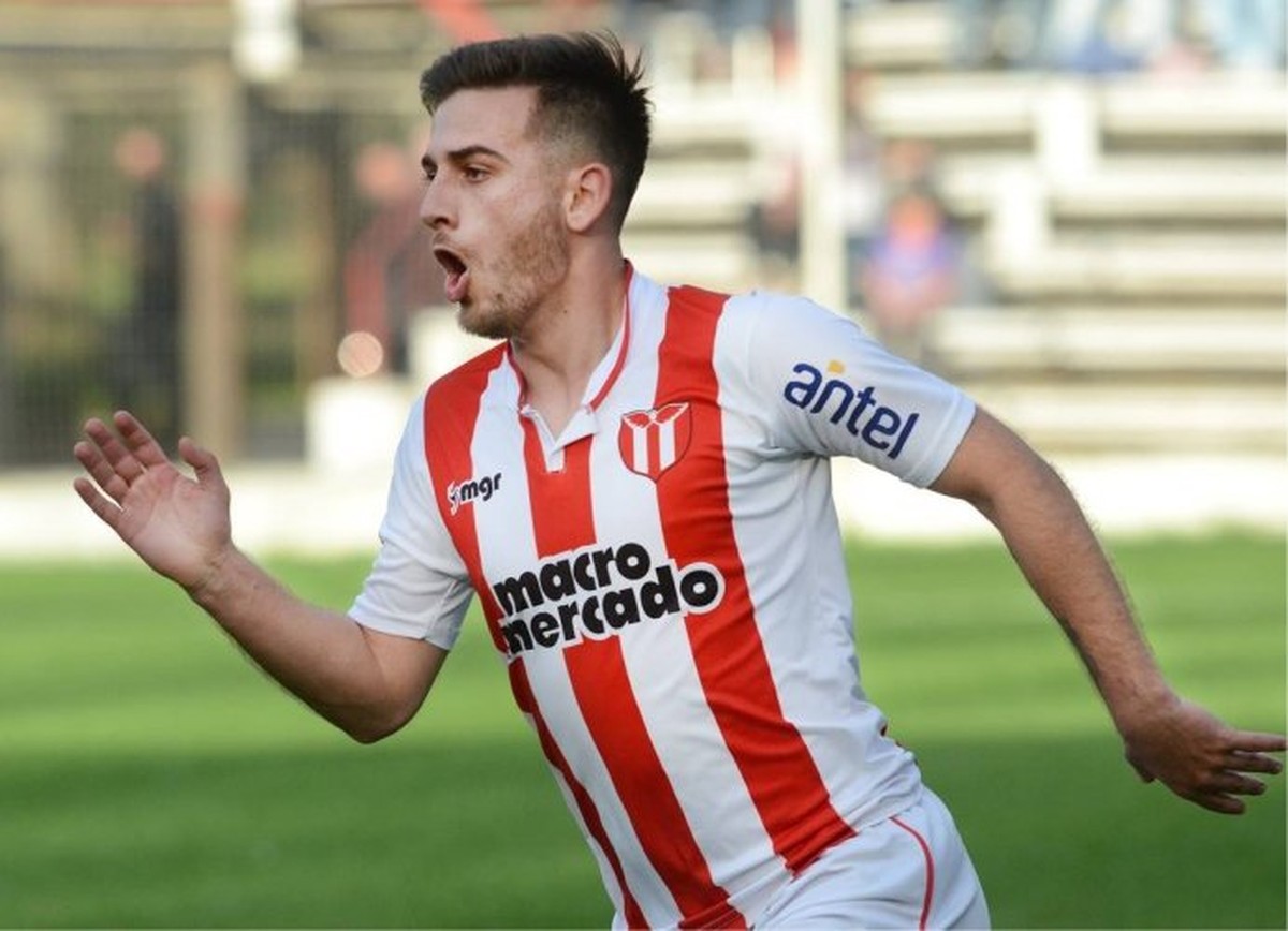 Meiaatacante uruguaio Facundo Boné desembarca em Goiânia para assinar