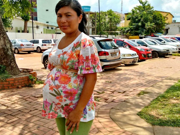 Francisca das Chagas está grávida de sete meses e tentou usar repelente, mas sofreu reação alérgica (Foto: Quésia Melo/G1)