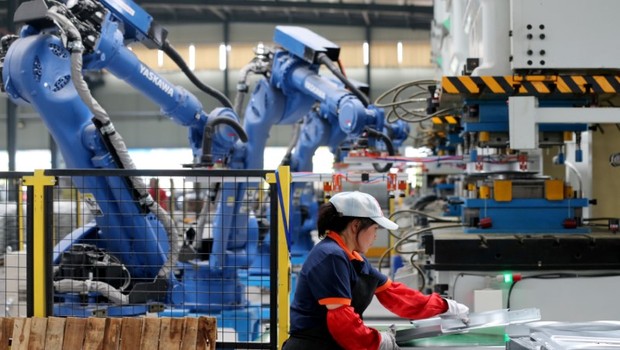 Funcionária trabalha em fábrica em Huaibei, na China - automação - indústria 4.0 - tecnologia (Foto: REUTERS/Stringer)