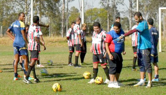 Jogadores do Penapolense recebem alunos da Apae (Foto: Silas Reche / CAP)