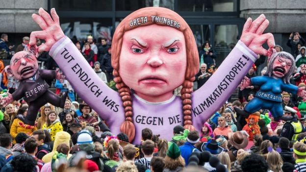 Thunberg ganhou um carro alegórico em sua homenagem no carnaval de Düsseldorf, na Alemanha (Foto: LUKAS SCHULZE/GETTY IMAGES)