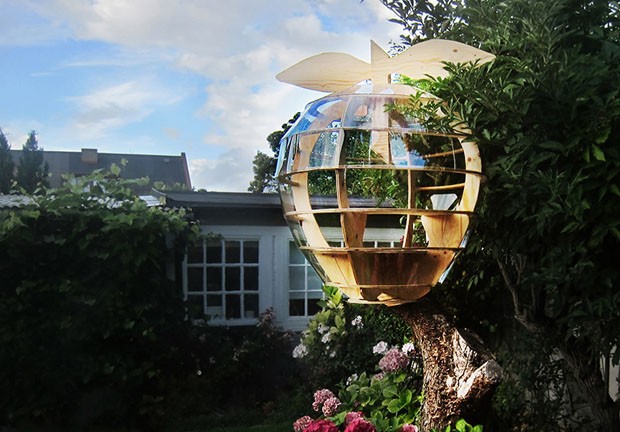 Arquitetos criam casa na árvore em formato de maçã (Foto: Divulgação)