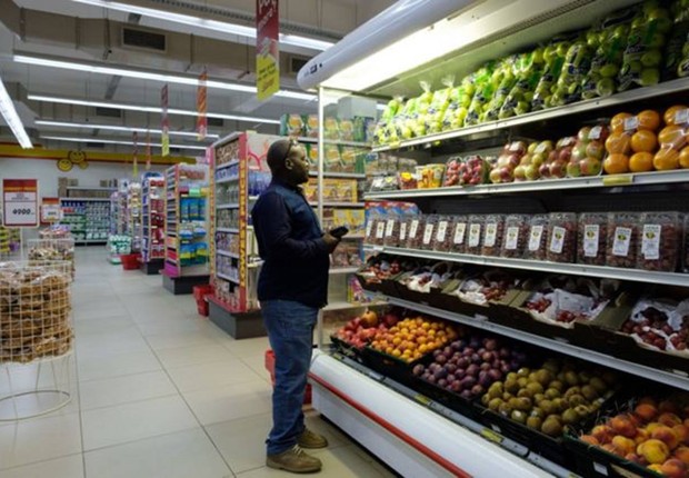 As cadeias de suprimentos dos supermercados são otimizadas para vender produtos embalados e precisariam ser reformuladas se parássemos de usar plástico (Foto: GETTY IMAGES (via BBC))