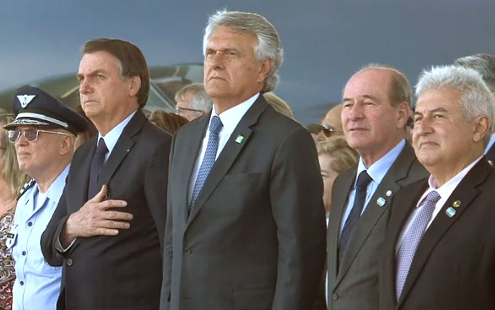 Presidente Jair Bolsonaro ao lado do governador de Goiás, Ronaldo Caiado, em cerimônia da Força Aérea em Anápolis — Foto: Reprodução/NBR