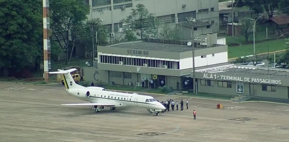 Avião da Força Aérea Brasileira chega a Brasília com a comitiva do presidente eleito, Jair Bolsonaro (PSL) — Foto: Reprodução/Gnews