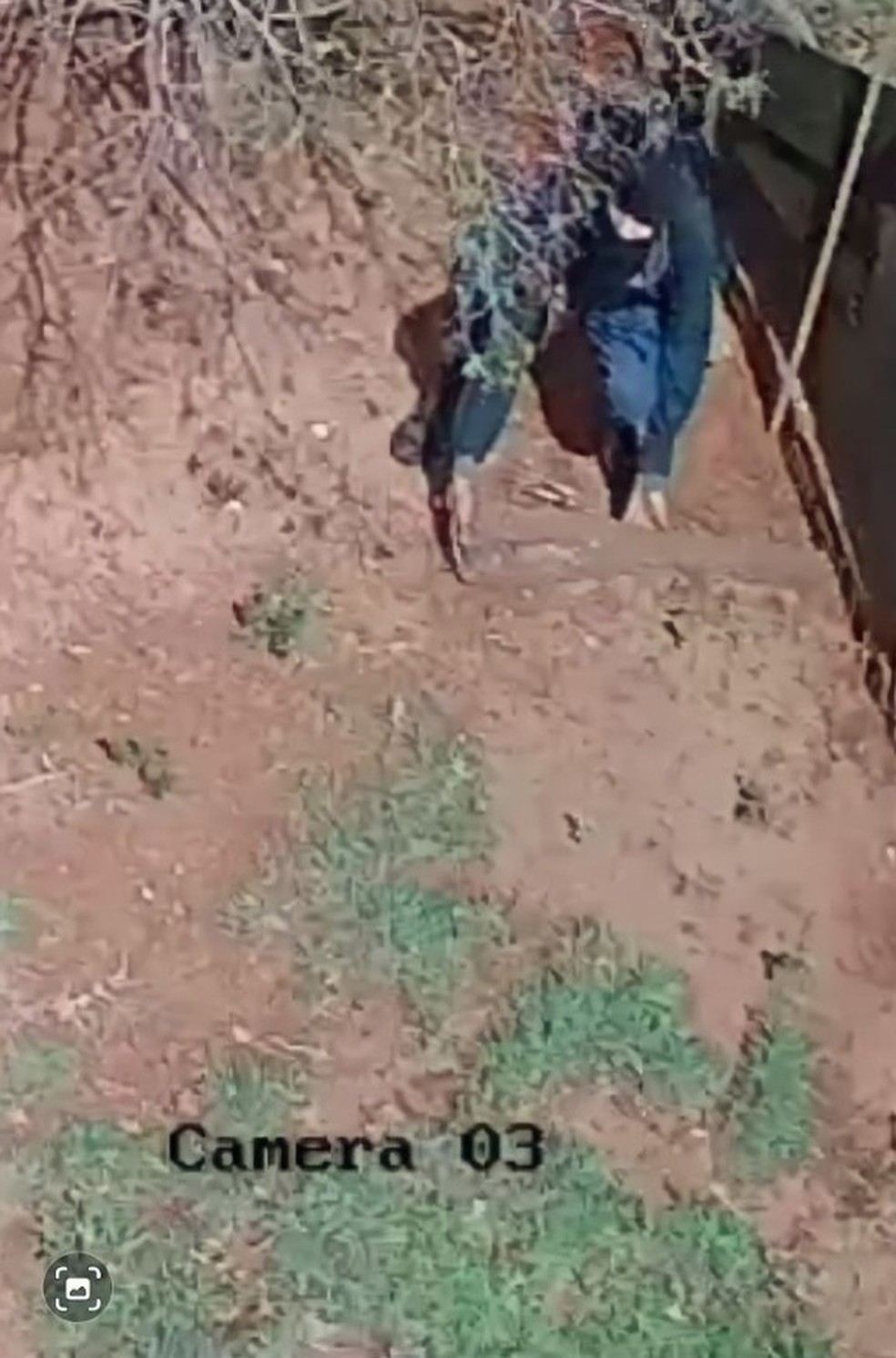 Polícia procura homens que invadiram fazenda usando roupas camufladas e capuzes.  Foto: Câmera de Segurança