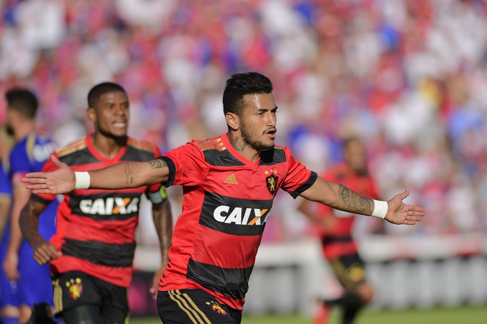 Rogério comemora gol pelo Sport na primeira passagem pelo clube — Foto: Agência Estado