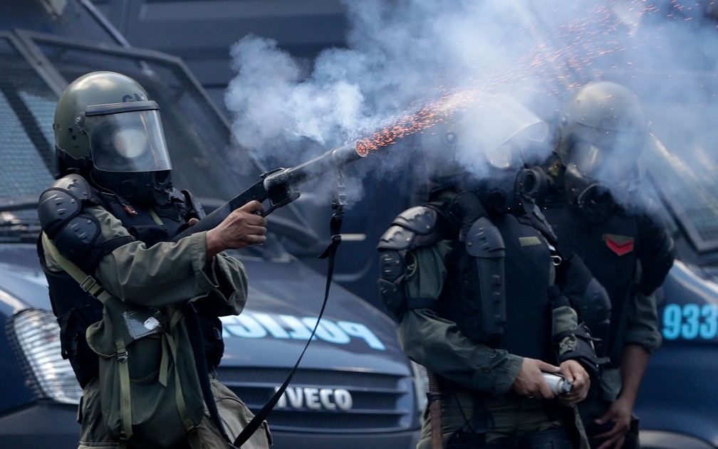 Policiais disparam gás lacrimogêneo em manifestantes em frente ao Congresso argentino, em Buenos Aires, durante protesto contra a reforma da previdência, na quinta-feira (14) (Foto: AP Photo/Natacha Pisarenko)