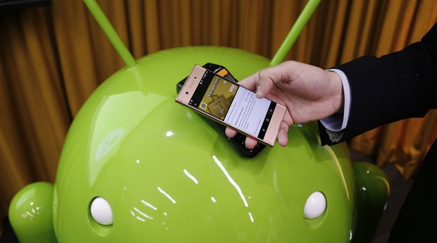 Aplicativo Android Pay sendo utilizado para pagamento (Foto: Paulo Liebert / Google)