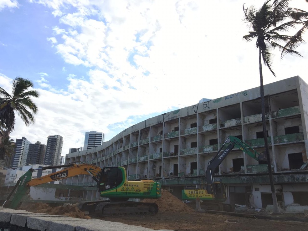 Empresa estipula que demolição do Hotel Reis Magos deve durar 20 dias — Foto: Leonardo Erys/G1
