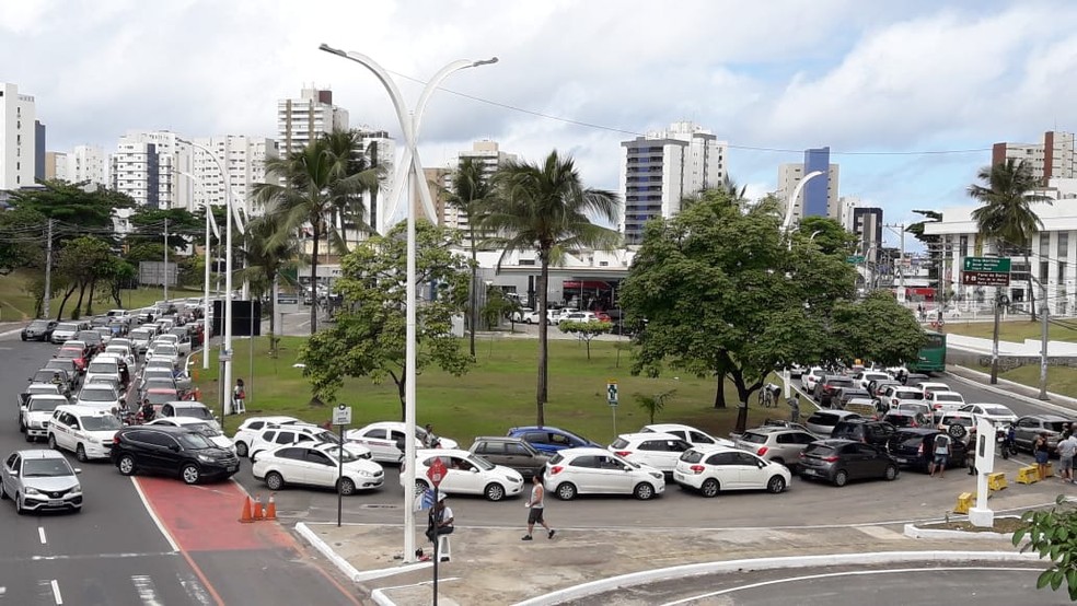 Postos recebem gasolina e fila gigante se forma em pontos de Salvador (Foto: Julio Cesar/TV Bahia)