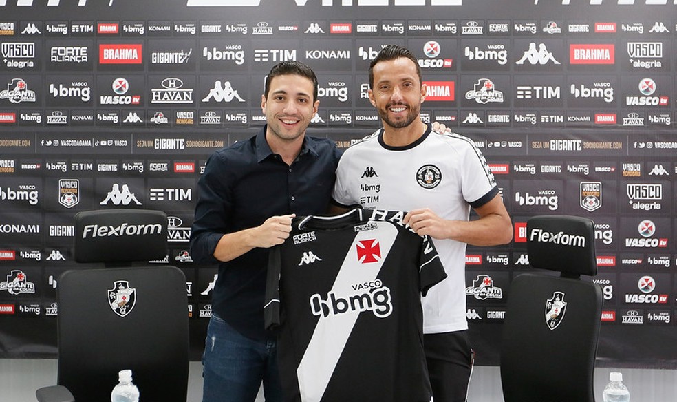 Nenê recebeu a camisa do diretor de futebol do Vasco, Alexandre Pássaro — Foto: Rafael Ribeiro / Vasco 
