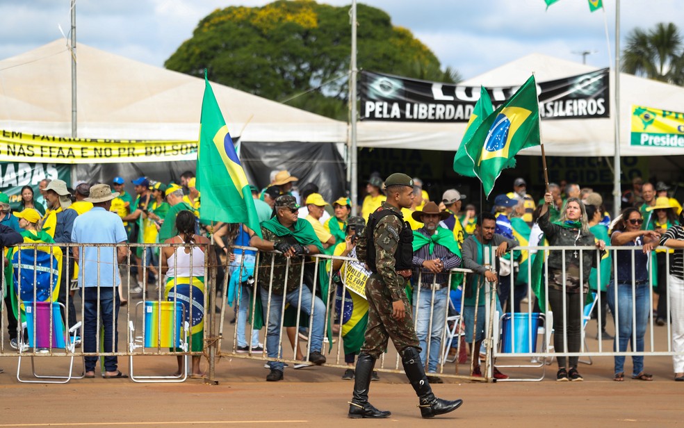Apoiadores do presidente da República, Jair Messias Bolsonaro (PL), inconformados com o resultado das eleições presidenciais, concentram-se em frente ao Quartel- General do Exército em Brasília. O ato antidemocrático é comandado por bolsonaristas. D — Foto: Wilton Junior/Estadão Conteúdo