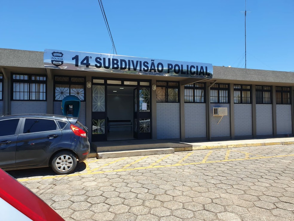Suspeita foi levada para a Delegacia de Polícia Civil de Guarapuava — Foto: William Batista/RPC Guarapuava