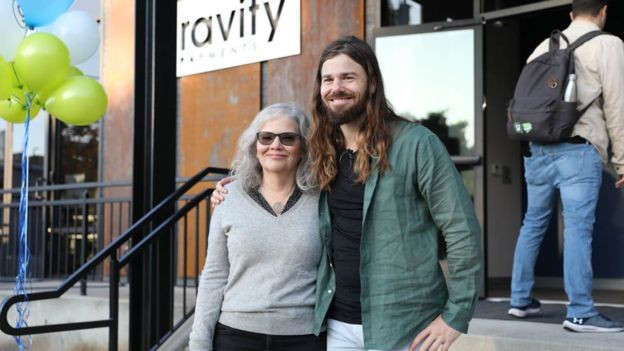 BBC - Dan Price com a mãe dele na frente da sede da Gravity (Foto: Gravity)