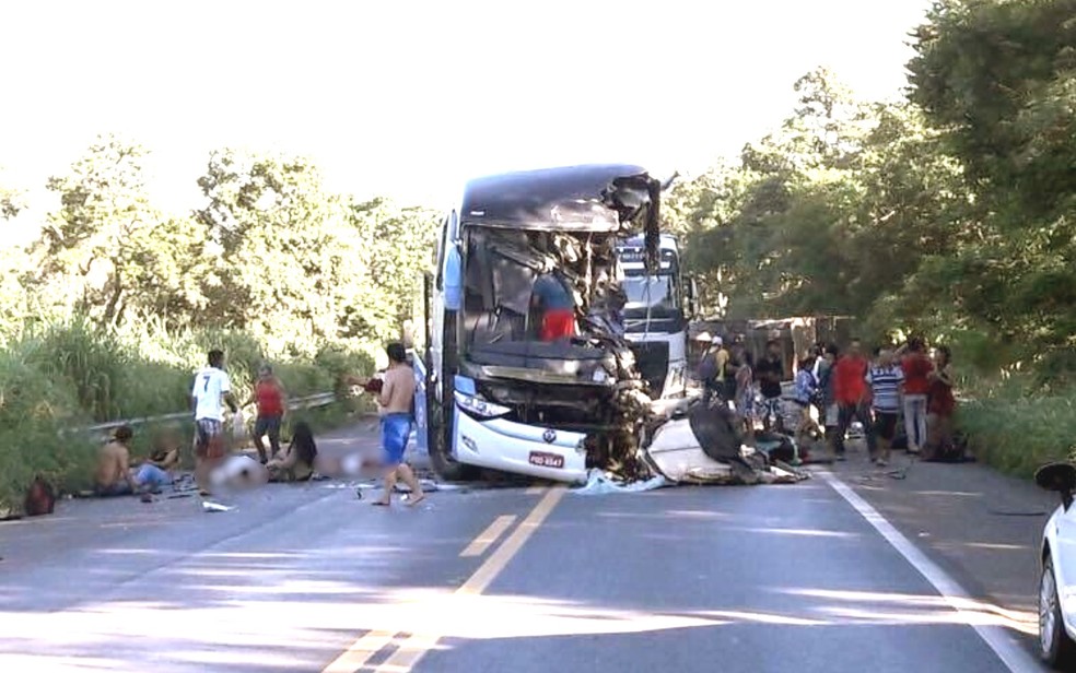  Ônibus e carreta se envolvem em acidente grave e deixam mortos e feridos na BR-020, em Formosa, Goiás (Foto: PM-DF/Divulgação)
