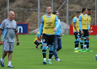 Fred leva a pior em dividida e deixa treino do Grêmio mais cedo em Quito