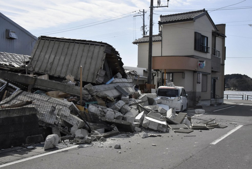 Um dos prédios afetados na região de Fukushima  — Foto: via Reuters
