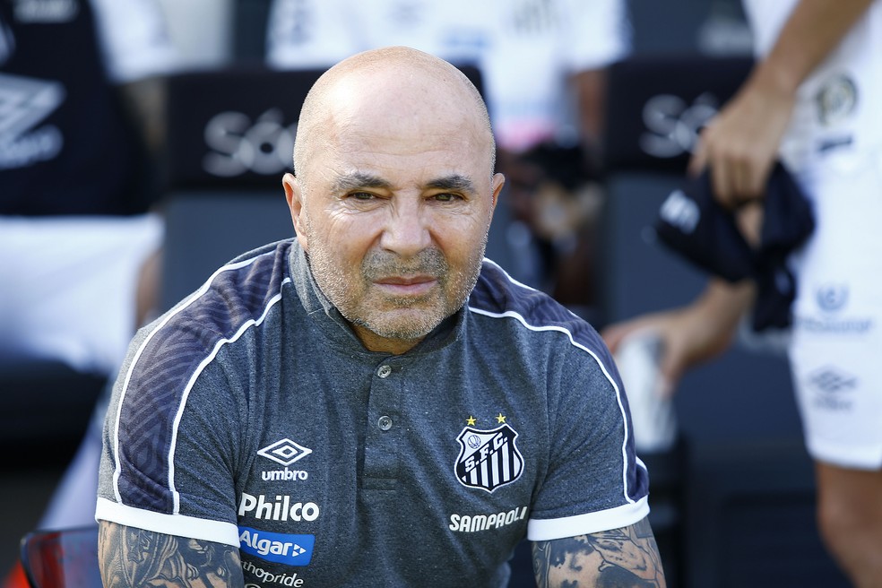 Sampaoli Santos . Sampaoli Pede Retirada De Multa Para Saida De Auxiliares Do Santos Peres Recusa Acordo Santos Ge