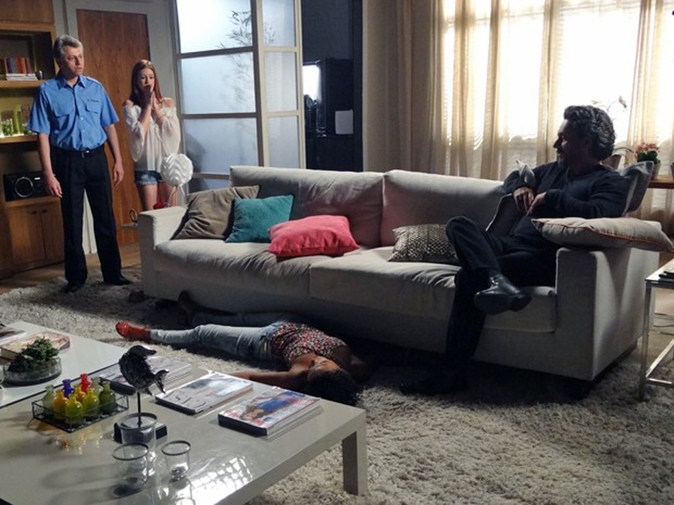 Kelly (Lidi Lisboa) desmaia ao se deparar com José Alfredo (Alexandre Nero) - 'Império' — Foto: Globo