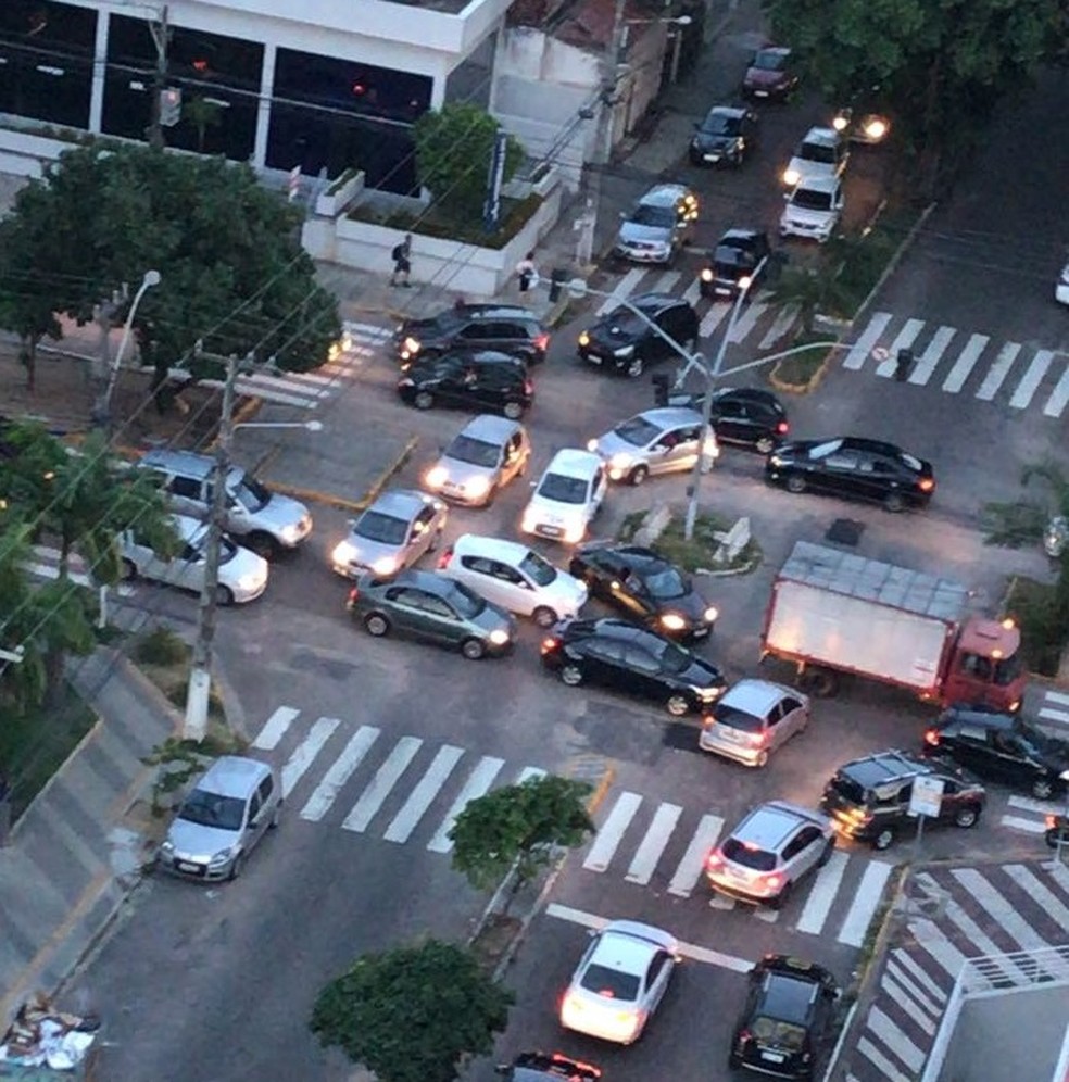 Trânsito travou em Natal com semáforos sem funcionar por causa de apagão (Foto: Anna Karina Castro)