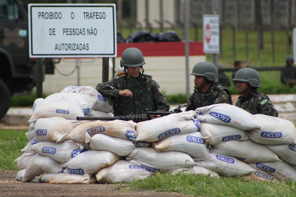 Esquema de segurança para a chegada de novos presos ao Presídio Federal de Porto Velho contou com membros do Exército armados. — Foto: Pedro Bentes/G1