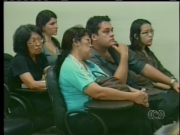 Pai, mãe e três parentes da vítima vieram do Paraná para assistir ao julgamento (Foto: Reprodução/TV Anhanguera)