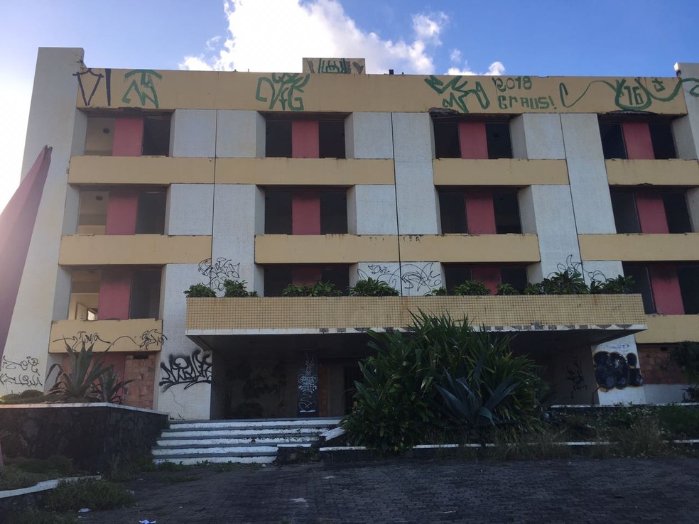 Fachada do Hotel Atlântico, que fica na orla de Salvador e está fechado há dois anos (Foto: Maiana Belo/G1 BA)