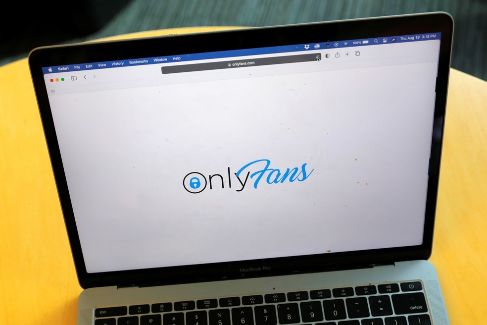 Logo do OnlyFans é visto em computador. Plataforma é conhecida por conteúdo erótico — Foto: Andrew Kelly/Reuters