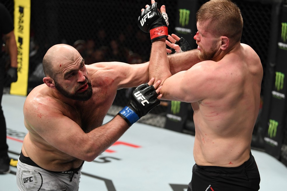 Shamil Abdurakhimov emplacou a terceira vitÃ³ra seguida ao bater Marcin Tybura â?? Foto: Getty Images