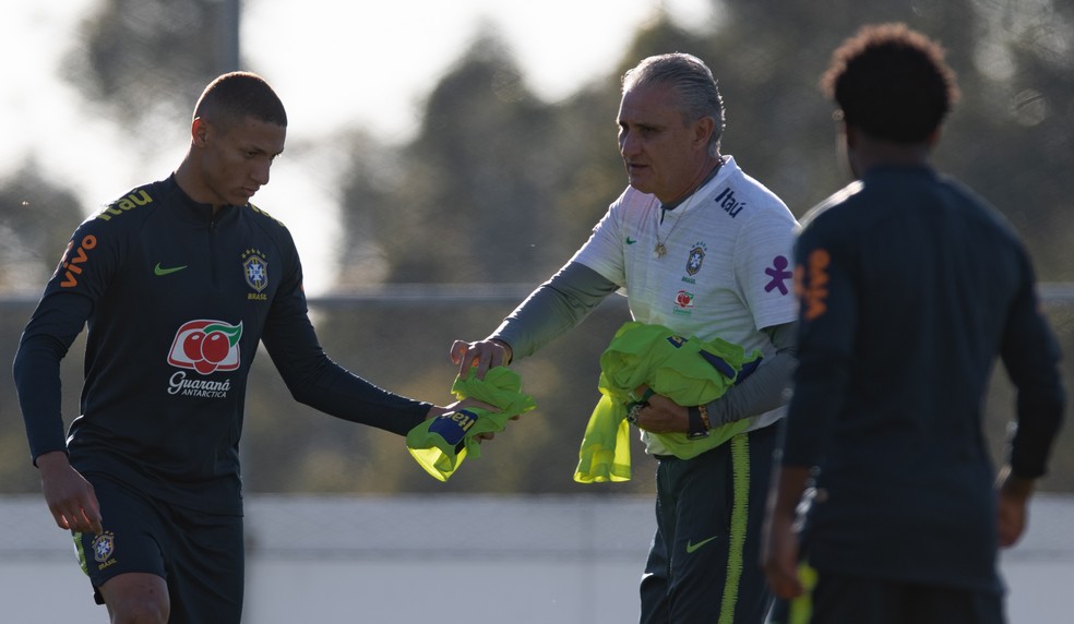 Tite entrega colete de titular a Richarlison no treino â€” Foto: Pedro Martins/Mowa Press