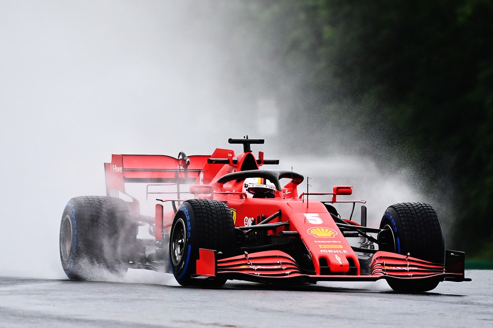 Sebastian Vettel acelera Ferrari no circuito de Hungaroring — Foto: Getty Images