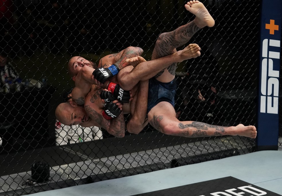 José Aldo utilizou o jiu-jítsu para dominar Marlon Vera — Foto: Getty Images