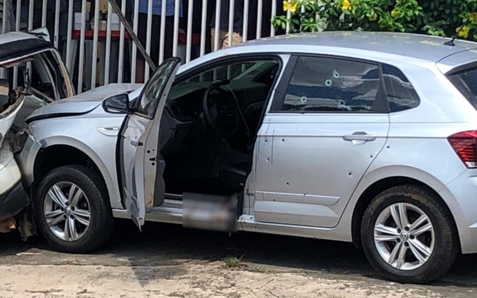 Homens atiram mais de 20 vezes contra motorista de carro em Aparecida de Goiânia, Goiás — Foto: Eduardo Silva/TV Anhanguera