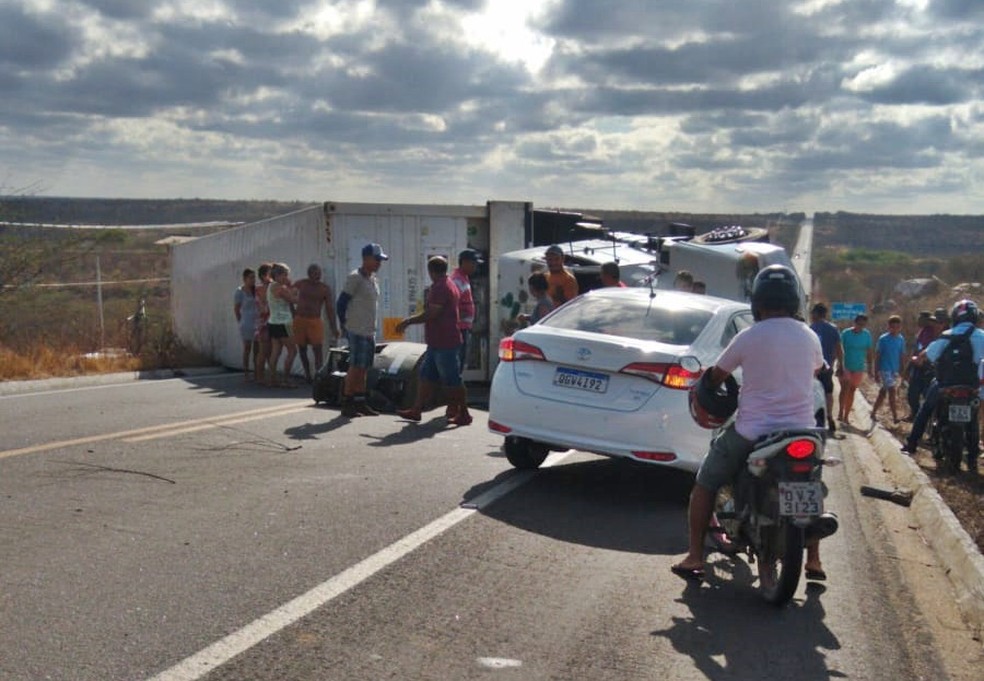 Carreta carregada de mangas virou e interditou a BR-304, próximo a Itajá, no interior do RN — Foto: Focoelho
