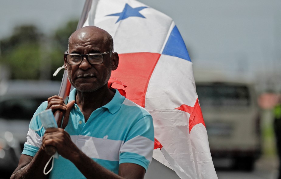 Homem segura bandeira panamenha durante bloqueio da rodovia Pan-Americana em Aguadulce, Panamá