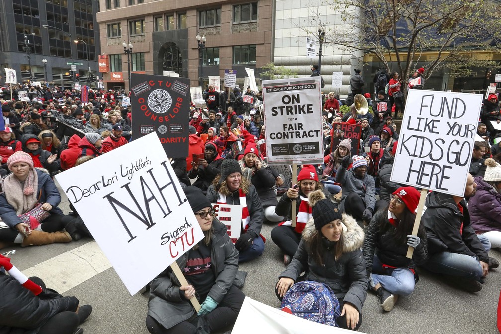 Professores protestam próximo à prefeitura de Chicago, onde prefeita anunciou orçamento nesta quarta-feira (23) — Foto: Teresa Crawford/AP Photo