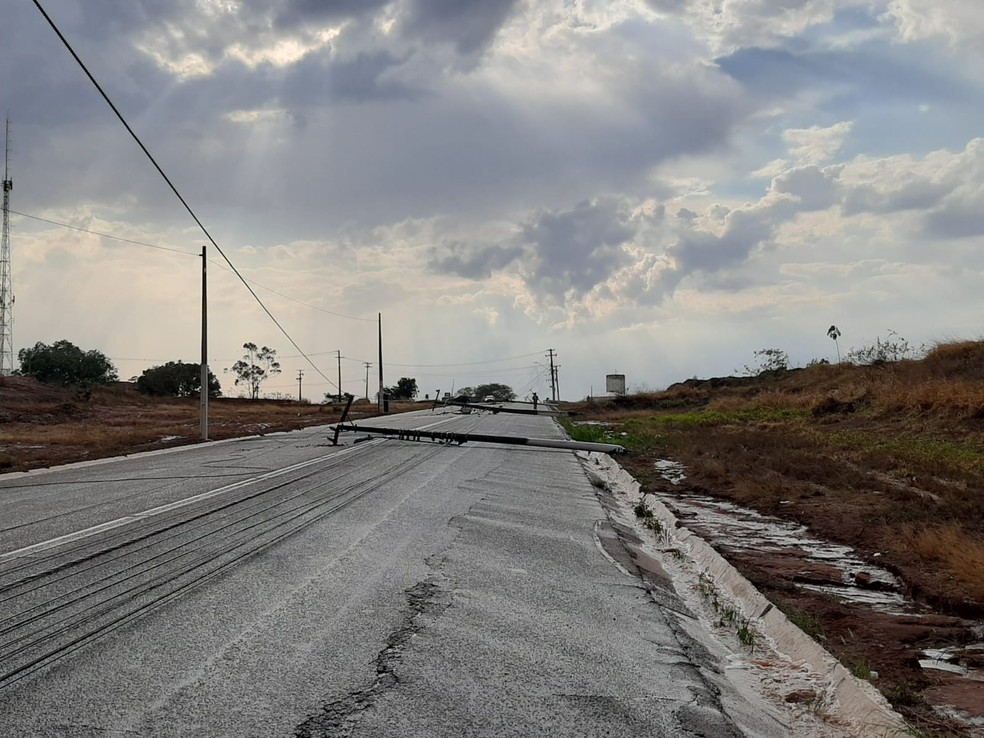 Queda de postes em Rondonópolis (MT) suspendeu o fornecimento de energia — Foto: Energisa