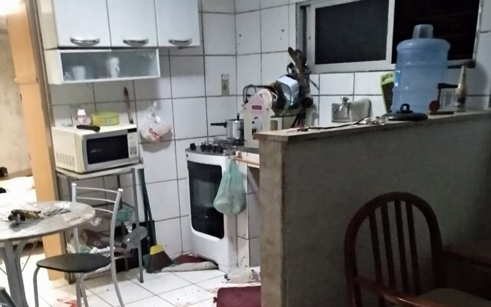 Mulher foi baleada na cozinha de casa após discussão com o companheiro, no Recife — Foto: Polícia Militar/Divulgação