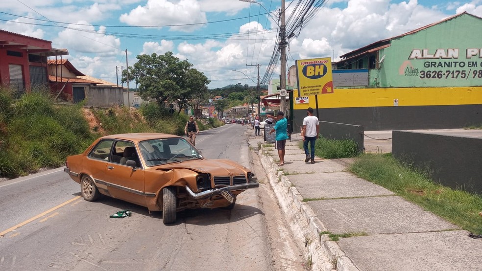 Acidente com camaro vermelho e outros três carros deixa feridos em avenida na Grande BH  — Foto: Polícia Militar 