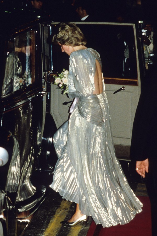 LONDON, ENGLAND - JUNE 12: Diana, Princess of Wales, wearing a silver lame dress with an open back designed by Bruce Oldfield, attends the Film Premiere of the James Bond film 'A View to a Kill' at the Empire, Leicester Square on June 12, 1985 in London,  (Foto: WireImage)
