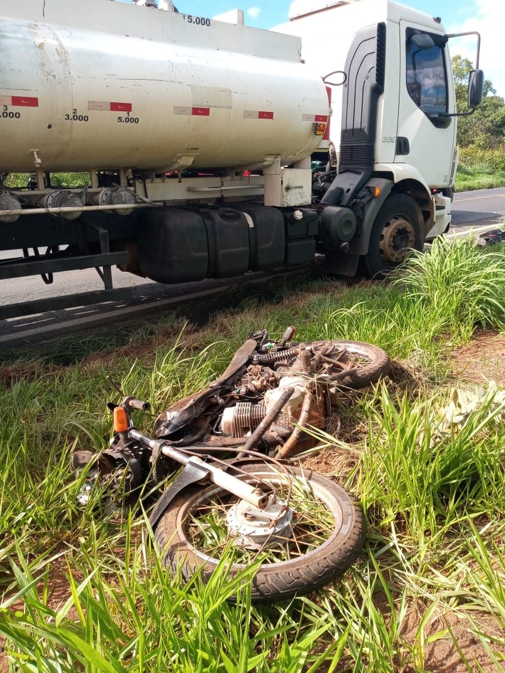 Motociclista morre ao bater de frente com caminhão na BR-497 em Uberlândia