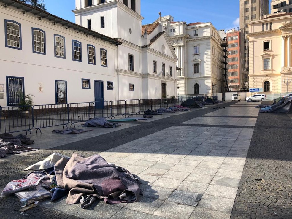 Pessoas em situação de rua dormem no Pateo do Colégio, no Centro de SP. — Foto: Paula Paiva Paulo/G1