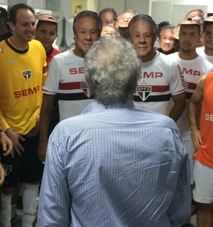 Com máscaras de Juvenal, jogadores homenageiam presidente em vestiário