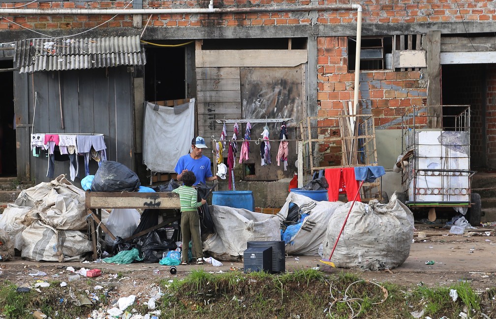 Conforme os dados do IBGE mostram, o desemprego continua maior entre as mulheres e os negros — Foto: Giuliano Gomes/PR Press