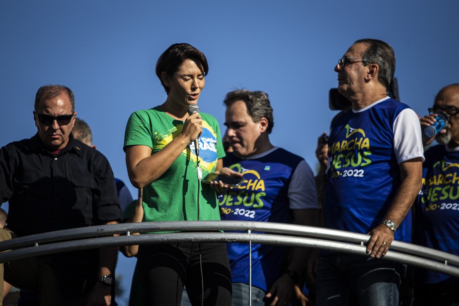 Michelle Bolsonaro ora durante a Marcha para Jesus, no Rio: primeira-dama foi mais aplaudida que o presidente