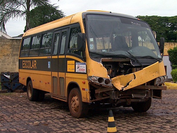 Micro-ônibus que transportava crianças para a escola sai da pista