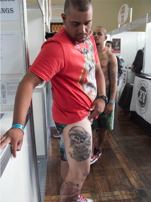 Everton mostra tatuagem realista que fez durante o evento (Foto: Jéssica Balbino/ G1)